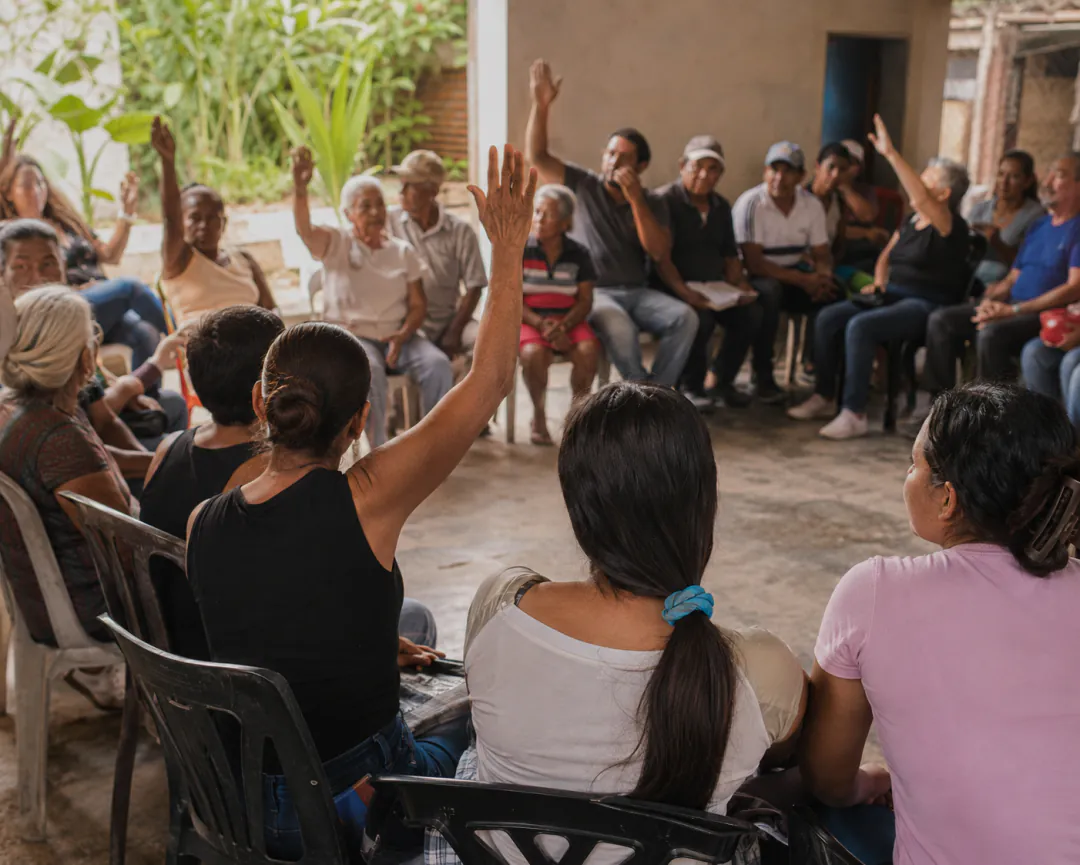 Comunidad colombiana participando en una asamblea o cabildo de barrio