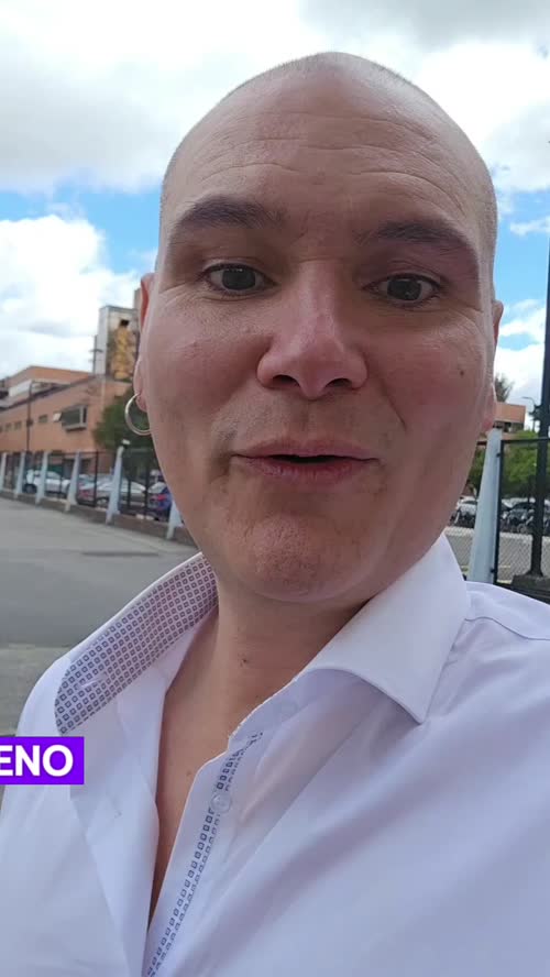 Entrando a la Registraduría con Max